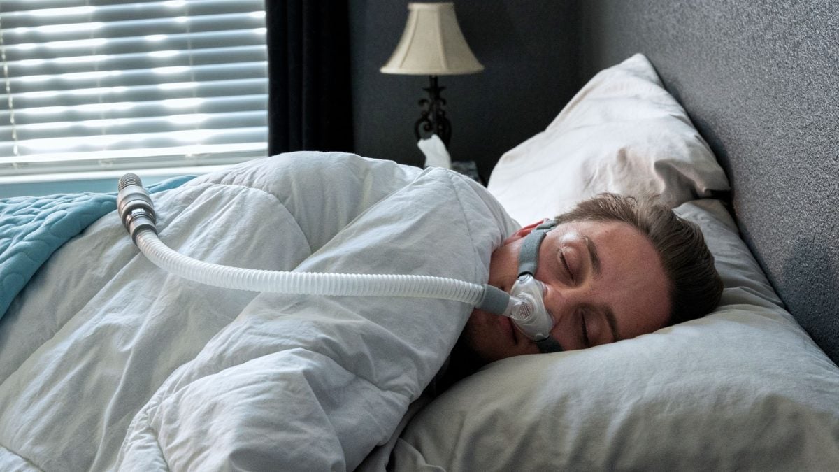 Man side sleeping using CPAP machine - CPAP Aerophagia | Intus Healthcare